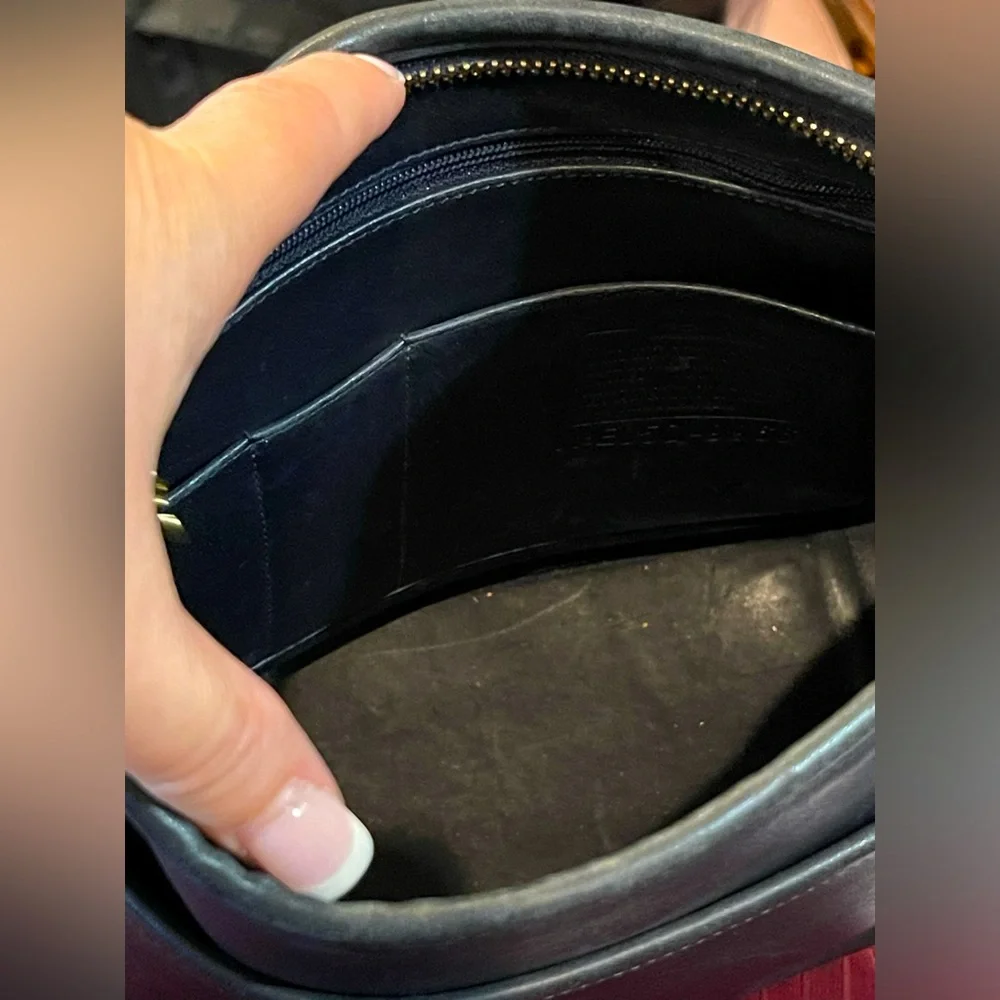 Coach vintage legacy zip bag in black leather with gold tone hardware in EUC - Picture 3 of 13